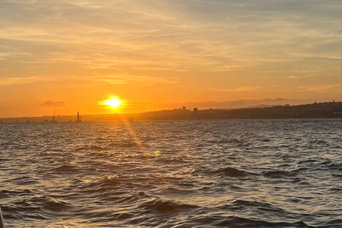 Lizbona: rejs statkiem o zachodzie słońca z widokiem jak z pocztówkiLizbona: rejs statkiem o zachodzie słońca w pocztówkowej scenerii