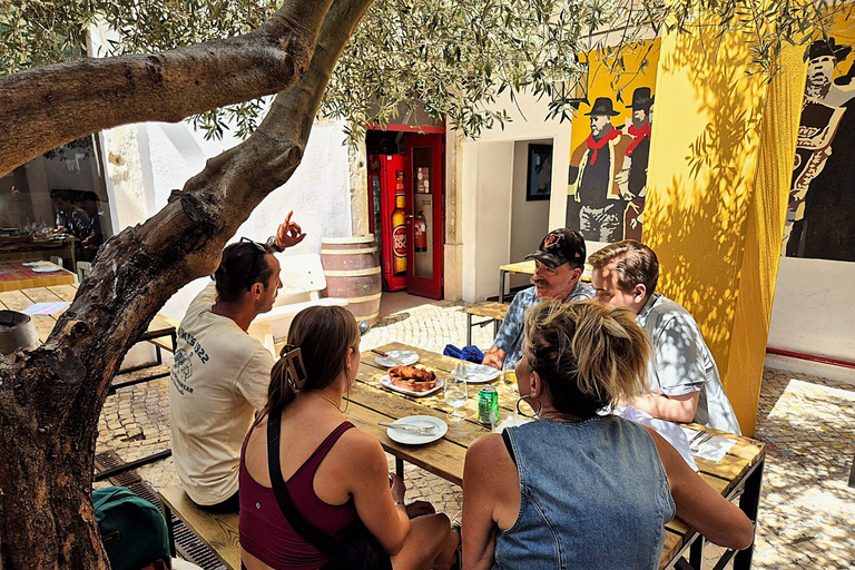 Tour gastronómico em pequenos grupos em Lisboa: coma e beba como um localTour gastronómico com guia inglês