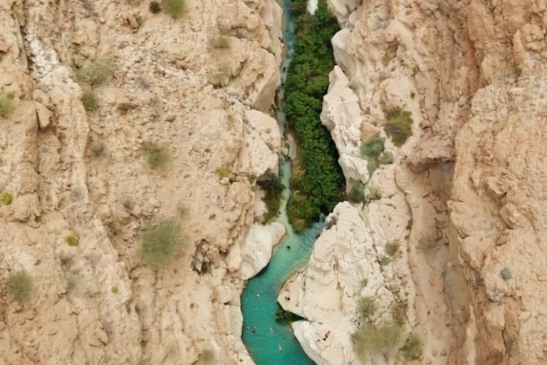 Au départ de Mascate : visite privée du Wadi Shab et du gouffre de BimmahVisite privée d'une jounée à Wadi Shab et Bimmah SinkHole Tour