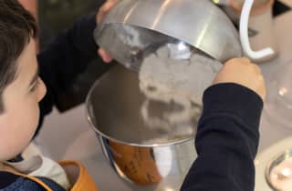 Paris: Kinder in der Küche - Croissant
