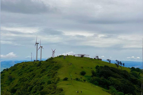 نيروبي: جولة مشي طويلة في تلال نغونغ مع مغامرة الانزلاق بالحبلNairobi: Ngong Hills Guided Hike with Zipline Adventure