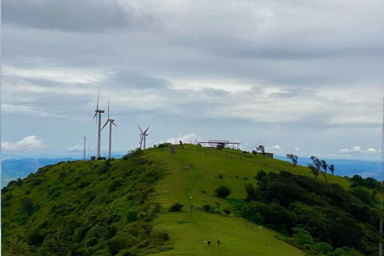 نيروبي: جولة مشي طويلة في تلال نغونغ مع مغامرة الانزلاق بالحبلNairobi: Ngong Hills Guided Hike with Zipline Adventure