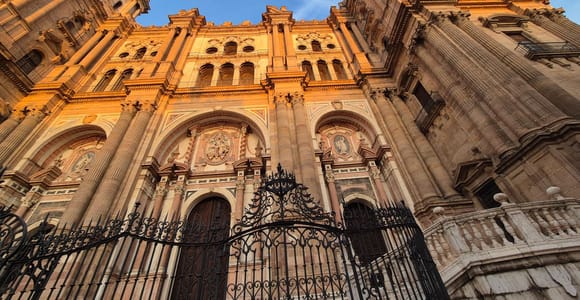 Málaga: Highlights Walking Tour with Drinks and Tapas