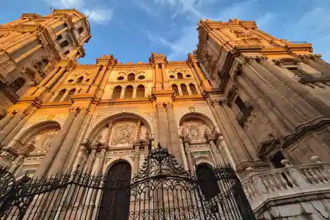 Málaga: Excursão a pé com bebidas e tapas