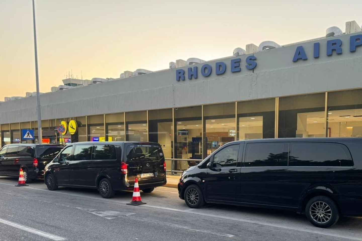 Einkaakstur milli hótels og flugvallar á Rhódos