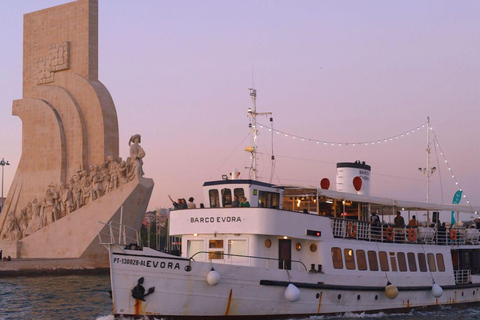 Lisbona: Tour in barca al tramonto con musica e bevandeLisbona: tour in barca al tramonto con musica e drink