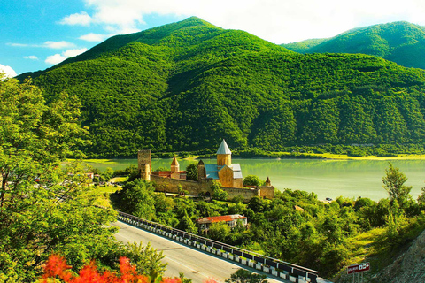 Viagem ao Paraíso Terrestre Ananuri Gudauri Kazbegikazbegi gudauri