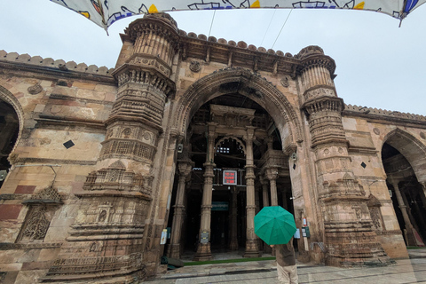 Ahmedabad: Private City Tour with Guide, Car, and Meal