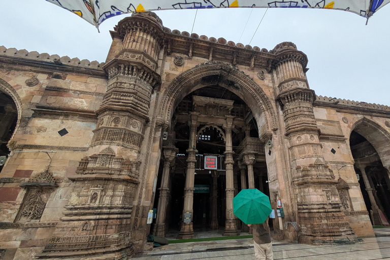 Ahmedabad: Private City Tour with Guide, Car, and Meal