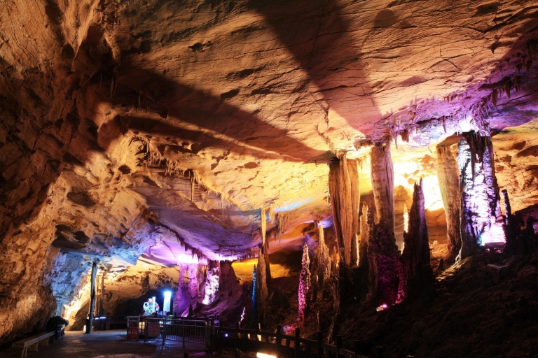 Visite privée d'une journée à la grotte du dragon jaune et au lac BaoFengVisite d'exploration approfondie de la grotte du dragon jaune et du lac Baofeng