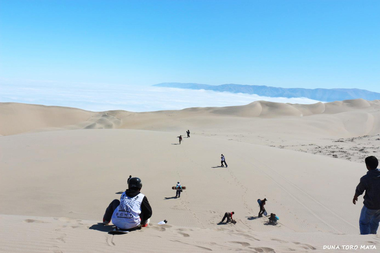 Sandboarding oder Sandskikurs in der Ica-Wüste