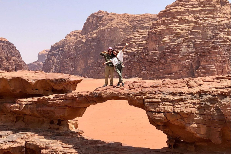 2-godzinna wycieczka jeepem rano lub atrakcje pustyni Wadi Rum o zachodzie słońca2-godzinna wycieczka jeepem (rano lub o zachodzie słońca) na pustynię Wadi Rum