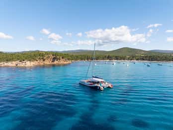 Hyères: La Matinée Découverte - Visita guidata della costa in catamarano