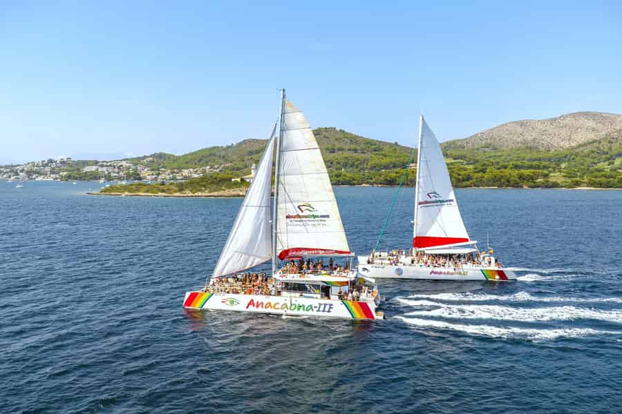 Port d'Alcudia: Katamaran-Kreuzfahrt an der Nordküste mit Mahlzeit. Foto: GetYourGuide
