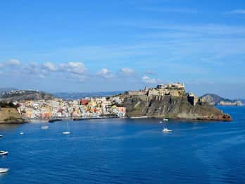 Ischia e Procida: Escursione in Gommone con Nuotate e Sosta per il Pranzo