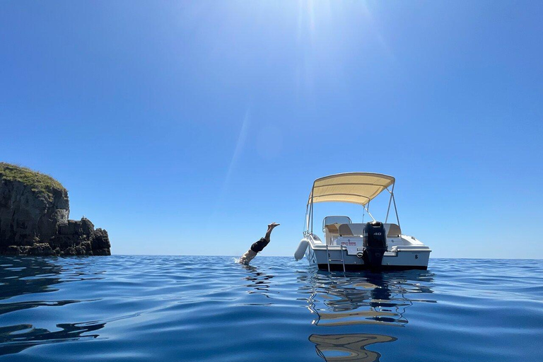 Passeio de barco privado pela Costa Amalfitana e Capri a partir de Amalfi