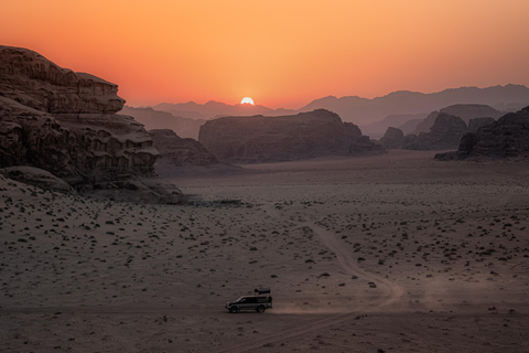 Wadi Rum: Jeep Tour, Hike, Bedouin Visit, and Meal