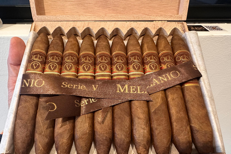 Guatapé: Cruzeiro de charutos de luxo no lago com Los Puros Hermanos