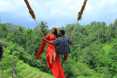 Bali: Ubud Swing und Wasserfall Tagestour mit MittagessenAffenwald, Tegenungan Wasserfall &amp; Kaffeeplantagen Tour