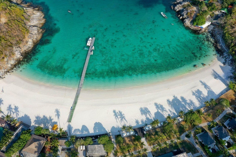 Phuket : excursion en yacht avec déjeuner sur les îles Coral et RachaPhuket : excursion en yacht vers les îles Coral et Racha avec déjeuner