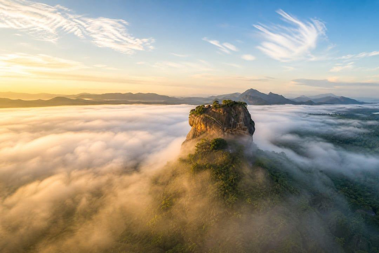 Sigiriya: Pidurangala Rock Sunrise or Sunset Tuk Tuk Tour