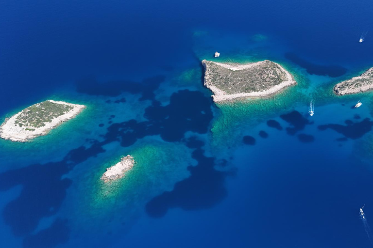 From Kaş: Kekova Boat Tour with Lunch and Swimming Stops