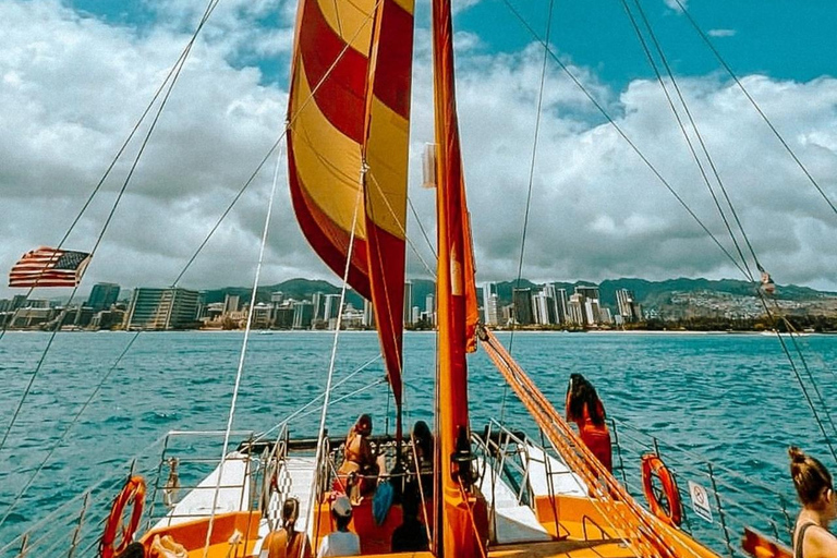 Honolulu: Esperienza di navigazione in catamarano al tramonto