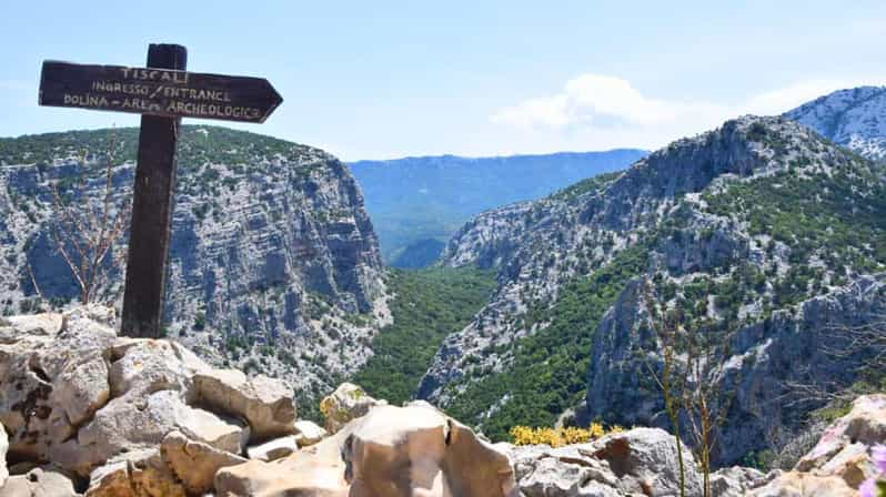 Da Oliena: trekking nel villaggio di Tiscali con degustazione