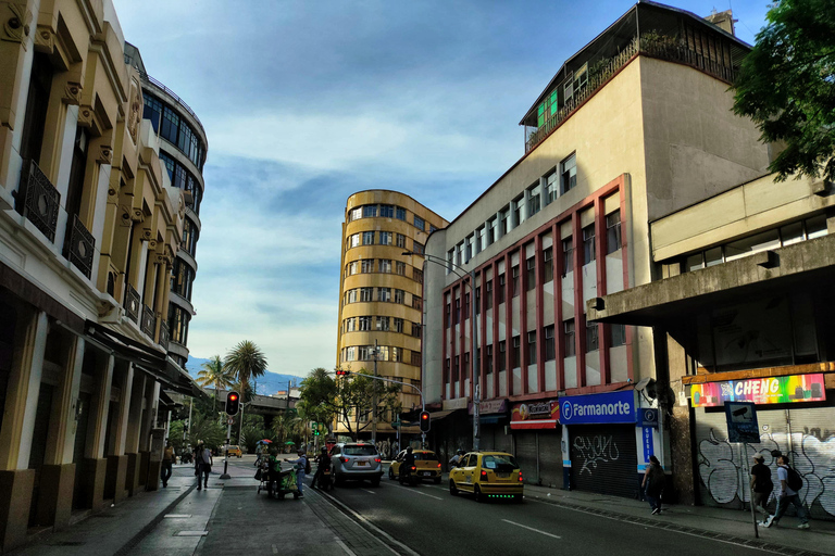 Medellín: Tour durch die Comuna 13, den Botero Park und den Metrocable mit einem lokalen Guide