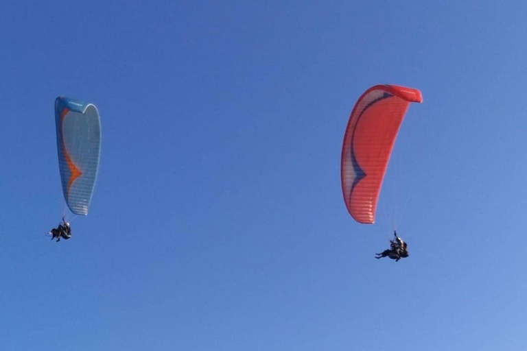 Tandem-Paragliding-Erlebnis mit HoteltransfersTandem-Gleitschirmfliegen mit Hoteltransfers für bis zu 9 Personen