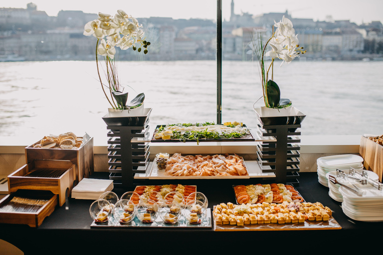 Budapest: Crucero Buffet de Nochevieja con Bebidas IlimitadasCena crucero de Nochevieja Piso turístico