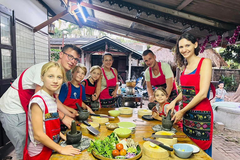 Chiang Mai: Lekcja gotowania, wycieczka po targu i ogrodzie tajskich ziół