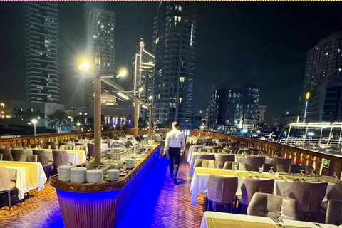 迪拜：码头游船晚餐巡游，附现场娱乐表演马里纳游轮 + 晚餐 + 现场表演（共享接送）