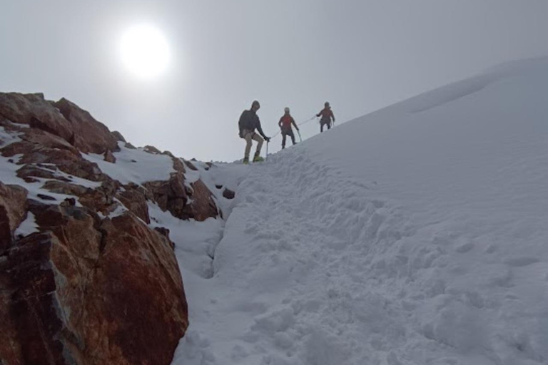 Huaraz: Dia inteiro em San Mateo, coberto de neveHuaraz: Dia inteiro no Nevado Mateo