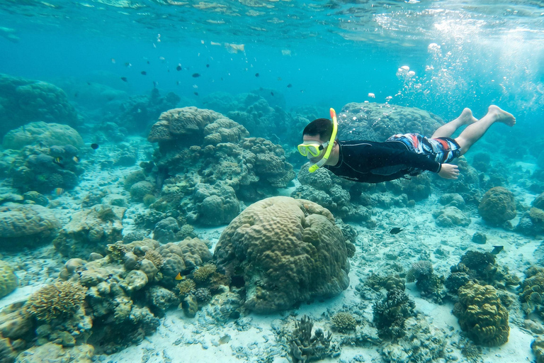 Boracay: Island Hopping & Snorkeling Tour with Buffet Lunch Boracay: Island Hopping Tour with Snorkeling Gear