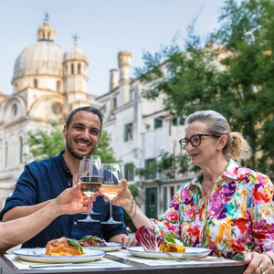Venedig Food Tasting Tour: Häppchen, Wein, Abendessen & lokaler Guide