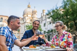 Venedig Food Tasting Tour: Häppchen, Wein, Abendessen & lokaler Guide