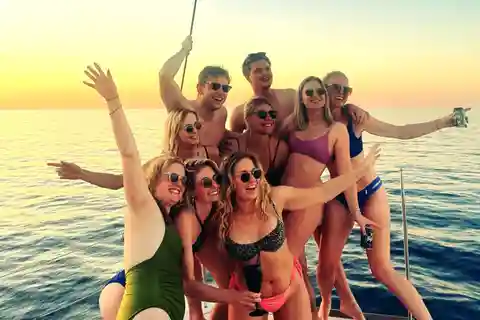 Heraklion: Cruzeiro de catamarã ao pôr do sol em Dia com Prosecco e snacks