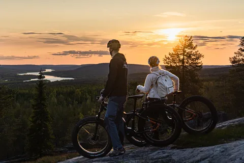 E-FATBIKE-TUR FRÅN ROVANIEMI UNDER MIDNATTSSOLEN/SOLNEDGÅNGEN