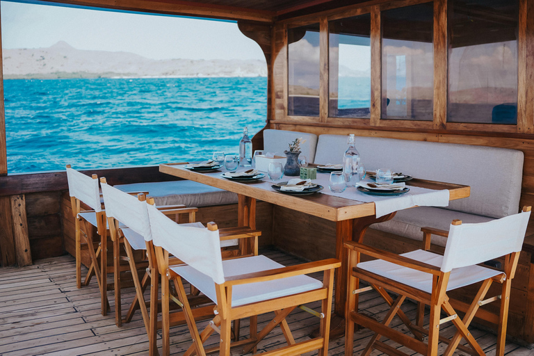 Komodo Premier Voyage: Full-Day 4 Stops & Sunset Cruise