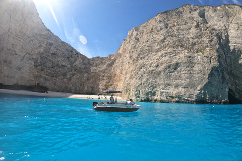 Zakinthos: Alquiler de Barco Privado a Naufragio y Cuevas Azules