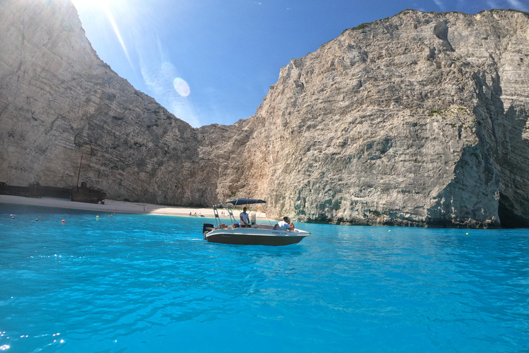 Zante: Noleggio di una barca privata per raggiungere il naufragio e le Grotte Blu