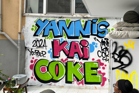 Workshop graffitikunst met de lokale bevolking in een huistuin in Istanbul