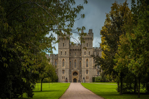 Private driver guided tour Stonehenge, Windsor Castle & Bath