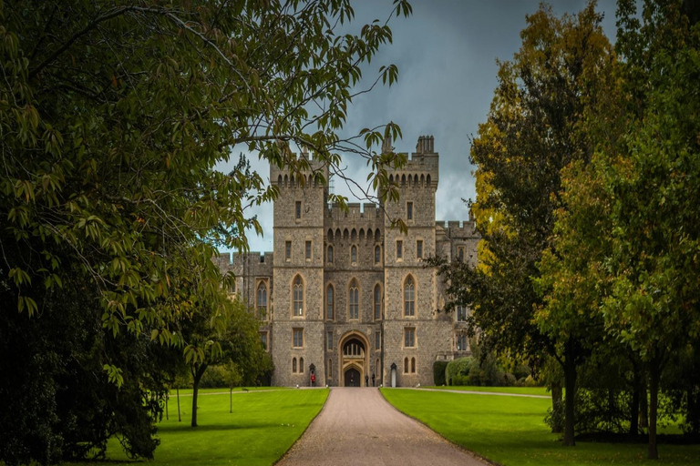 Private driver guided tour Stonehenge, Windsor Castle & Bath