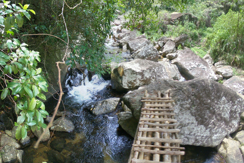 Kandy: Wasserfälle und einheimische Dörfer Tagestour mit Mittagessen