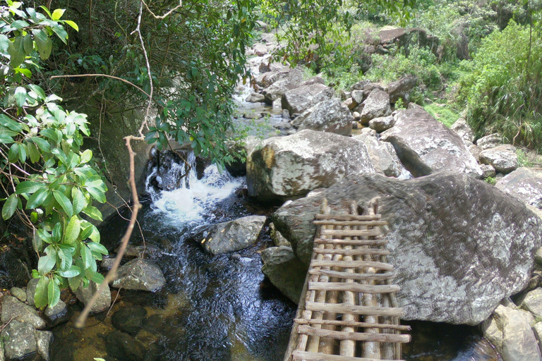 Kandy: Passeio de um dia pelas cachoeiras e vilarejo local com almoço