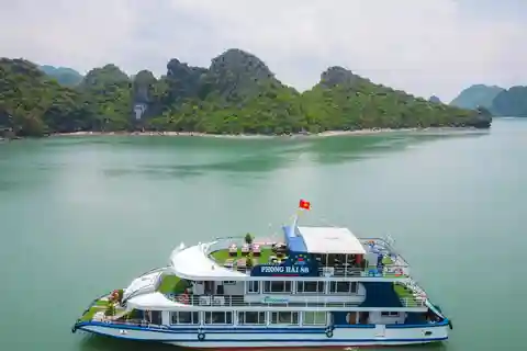 Crucero de día completo por Halong: Kayak, Cueva, Comida, Playa e Isla