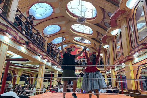 Cholitas Wrestling: Cholitas-Show in der Eishalle