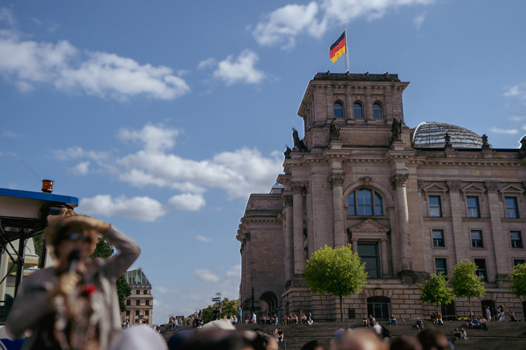 Berlin: 2-Hour Spree Cruise with Drag Queen & Sightseeing